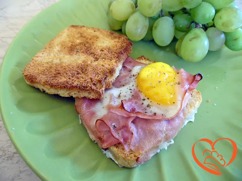 Toast con uovo e prosciutto cotto