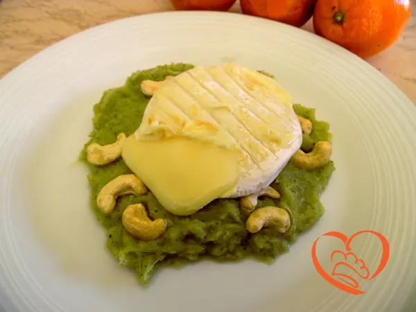 Tomino e anacardi su crema di broccoli