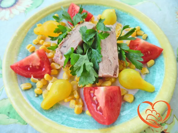 Insalata di tonno, mais, pomodori e prezzemolo