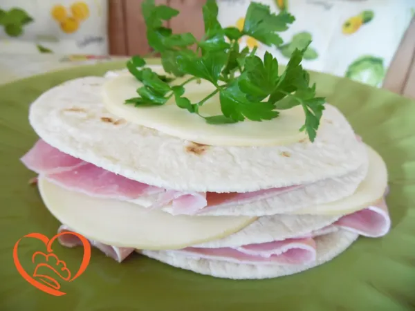 Torta di piadine con culatello cotto, scamorza affumicata e maionese
