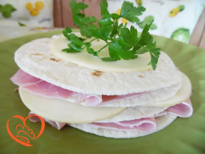 Torta di piadine con culatello cotto, scamorza affumicata e maionese