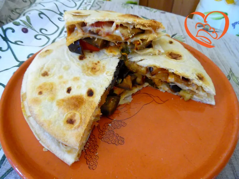 Torta di piadine con melanzane, pomodori e formaggio