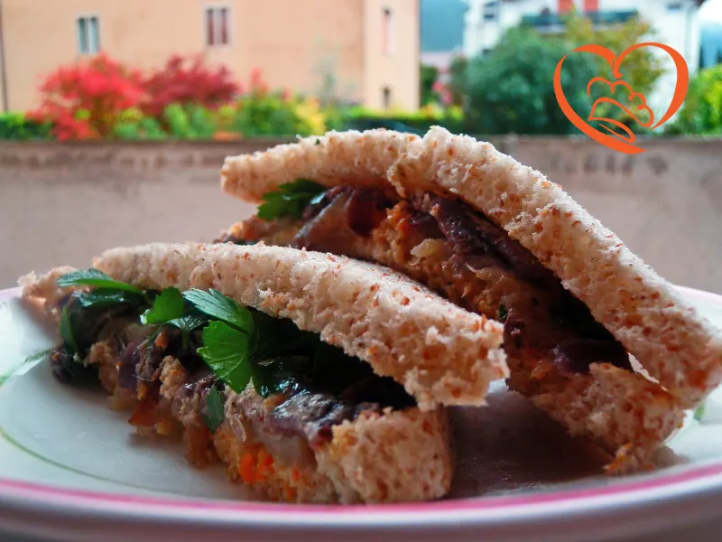 Tramezzino con acciughe e melanzane