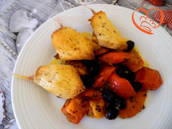Triglie in crosta di pane su olive e pomodorini