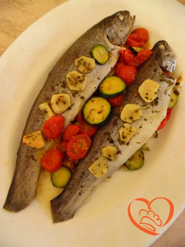 Trota iridea con pomodorini e zucchine