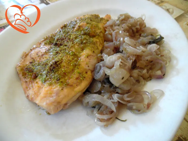 Trota salmonata con pistacchi e cipolle