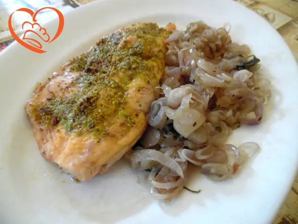 Trota salmonata con pistacchi e cipolle