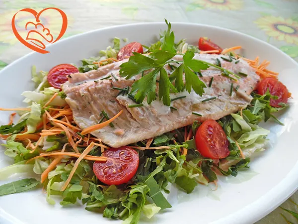 Trota salmonata alla piastra su insalatina mista