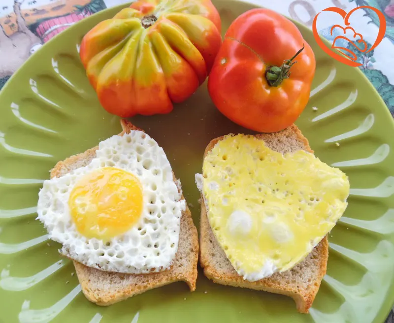 Uova al tegamino su pane tostato