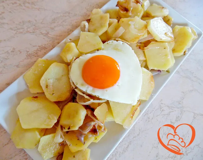 Uova al tegamino su patate
