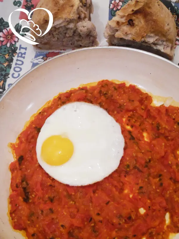 Uova al tegamino su sugo in rosso