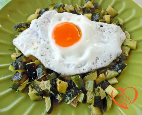 Uova al tegamino su dadolata di zucchine