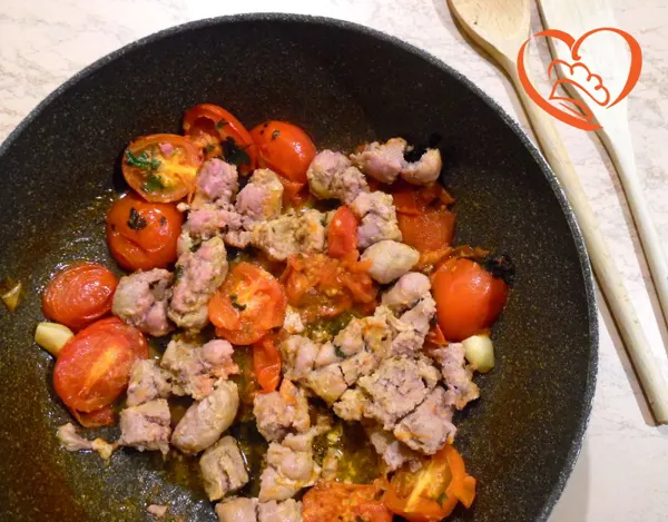 Salsiccia con pomodorini