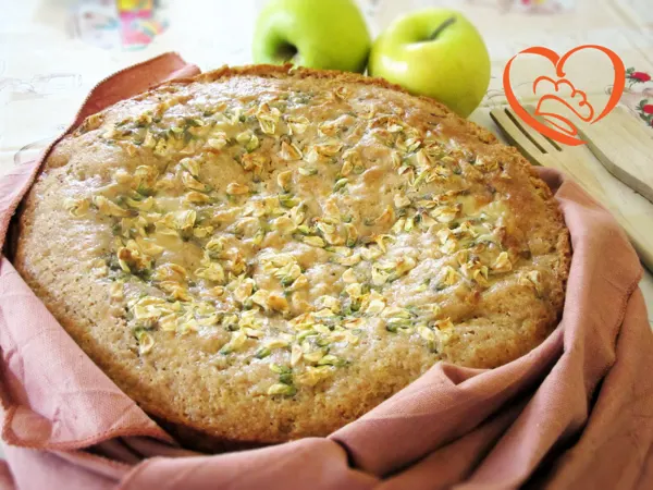 Torta mele, uvetta e fiori d’acacia