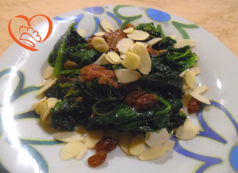 Spinaci con acciughe, mandorle e uvetta