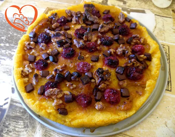 Torta di polenta con ciliegie sciroppate, noci e cioccolato