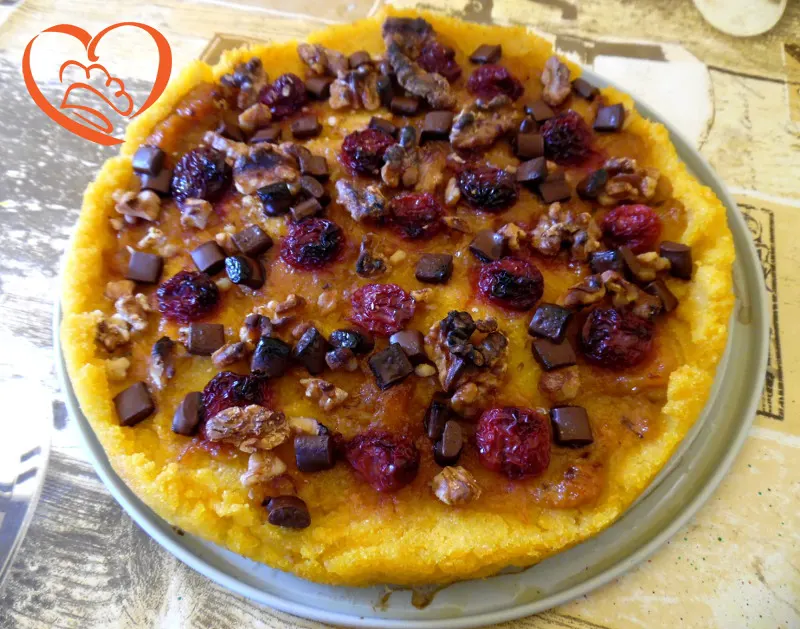 Torta di polenta con ciliegie sciroppate, noci e cioccolato