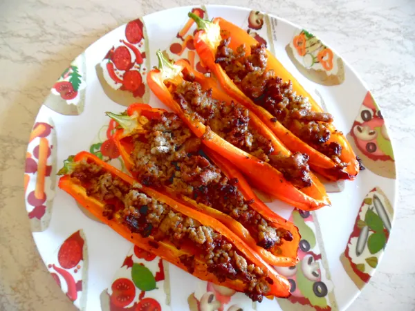 Peperoni ripieni di ragu’