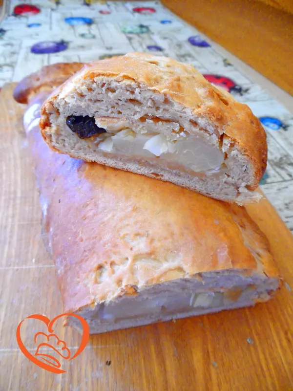 Rotolo di pan brioche con prugne secche, pere e biscotti