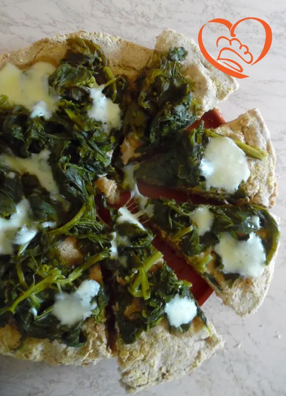 Focaccia con cime di rapa e mozzarella di bufala