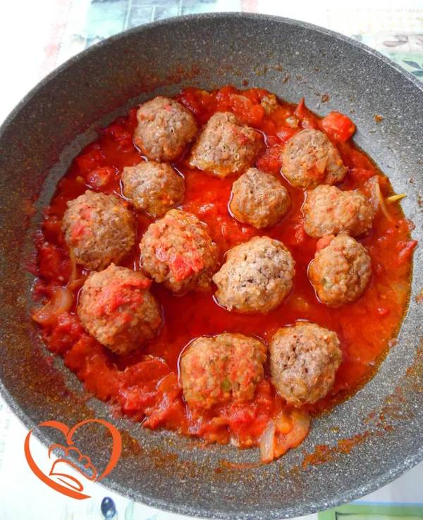 Polpette di maiale con sugo