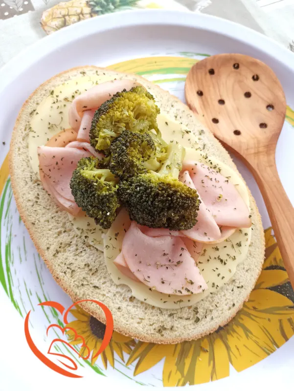 Bruschettona con prosciutto, broccoli e formaggio