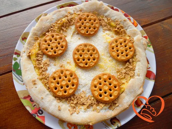Crostata con crema pasticcera, biscotti e cereali