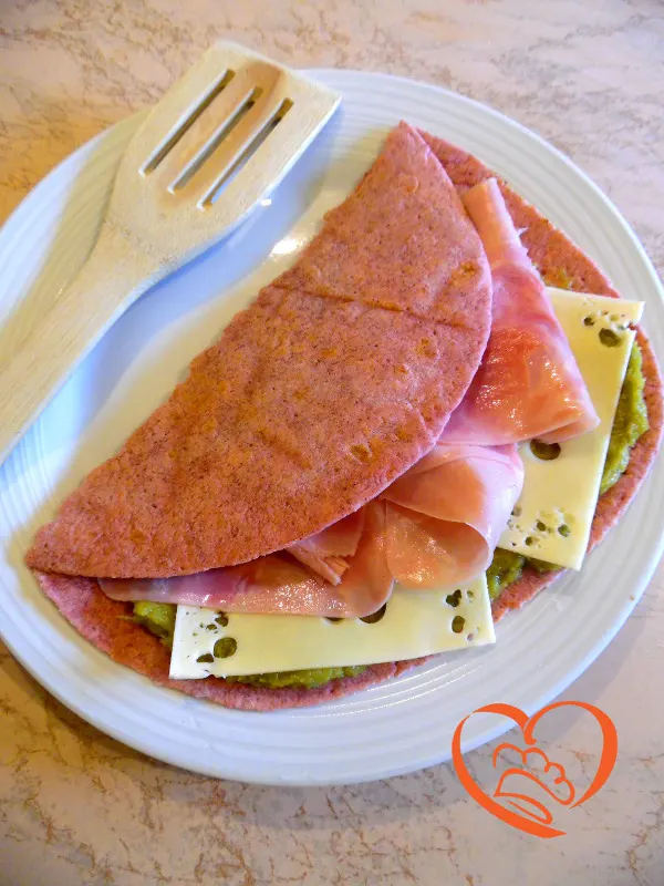 Piadina alla barbabietola con crema di asparagi, formaggio e prosciutto cotto