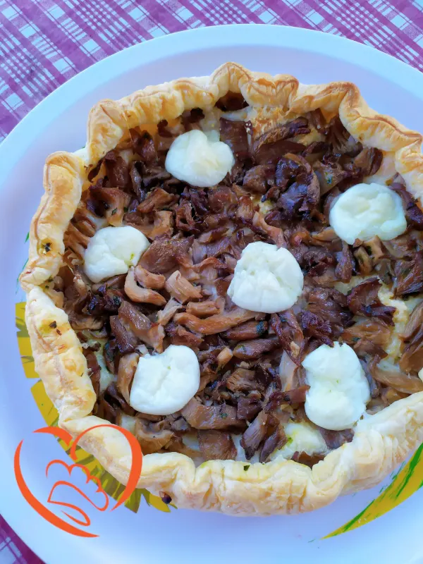 Torta sfoglia con funghi e mozzarella di bufala