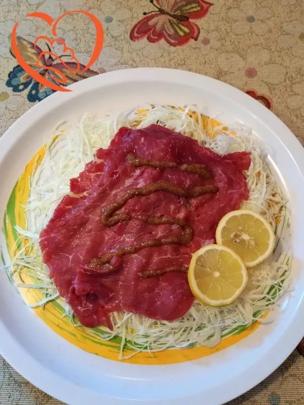 Insalata di cavolo cappuccio con carne salada