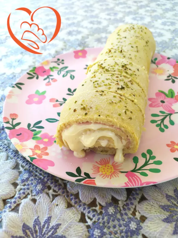 Pizza arrotolata con porchetta e formaggio