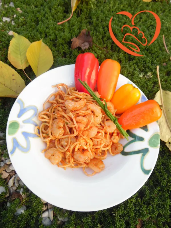 Noodles  piccanti con peperoni e gamberetti