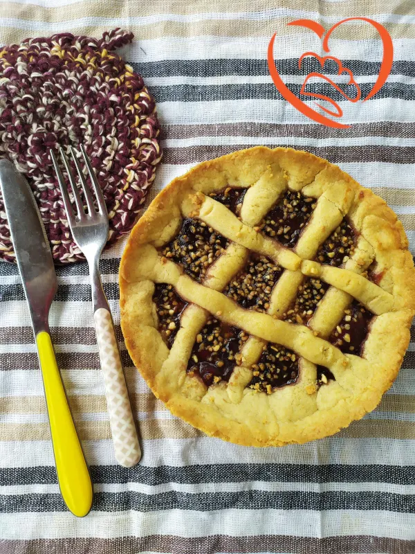 Crostata con marmellata di frutti di bosco e granella di nocciole