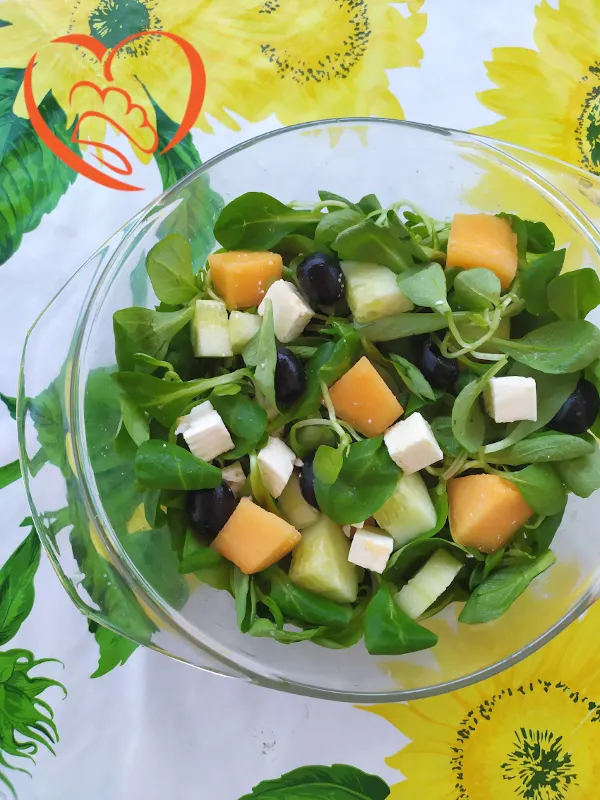 Insalata con melone, feta, cetrioli e olive