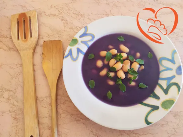 Vellutata di cavolo cappuccio viola e fagioli bianchi