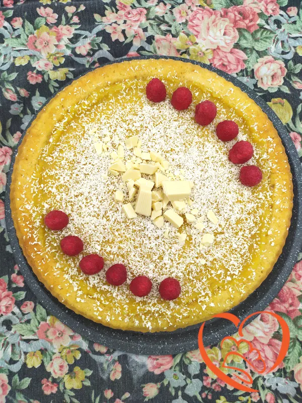 Finta crostata con marmellata di mango, cioccolato bianco e  lamponi