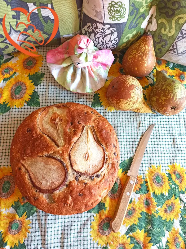 Torta con pere e gocce di cioccolato