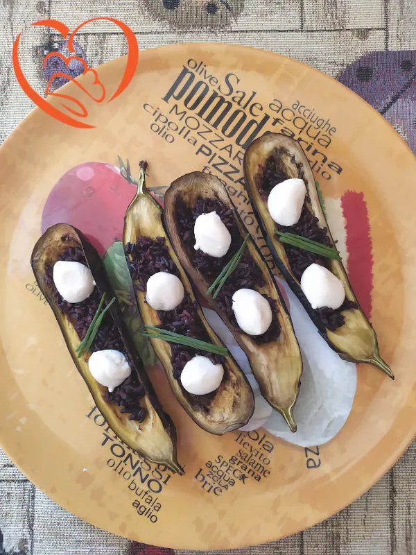 Melanzane ripiene di riso venere e mozzarella