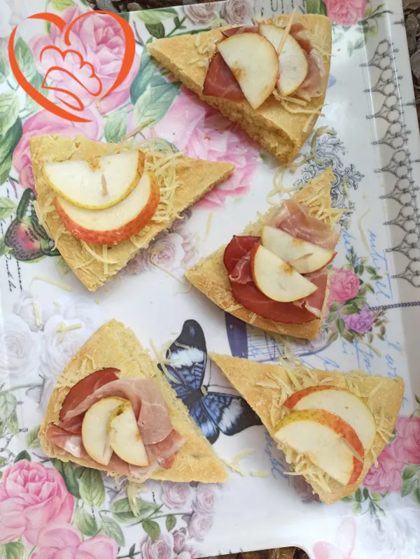 Triangoli con formaggio, pere e speck