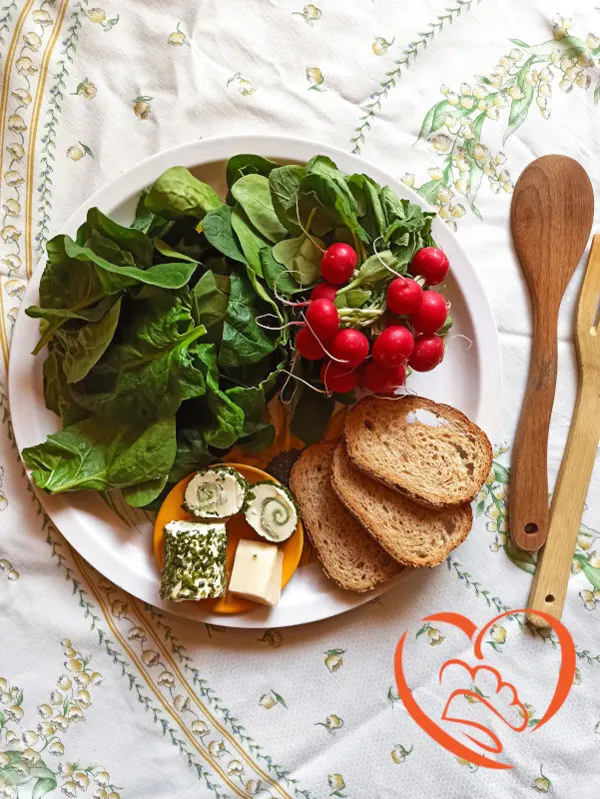 Piatto di verdure miste con formaggi e pane